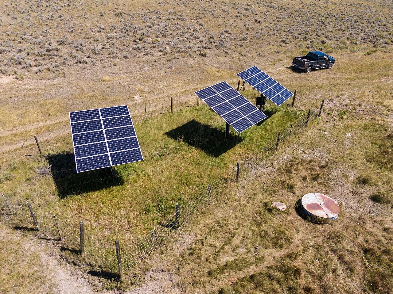 Paneles solares junto a un pozo de agua
